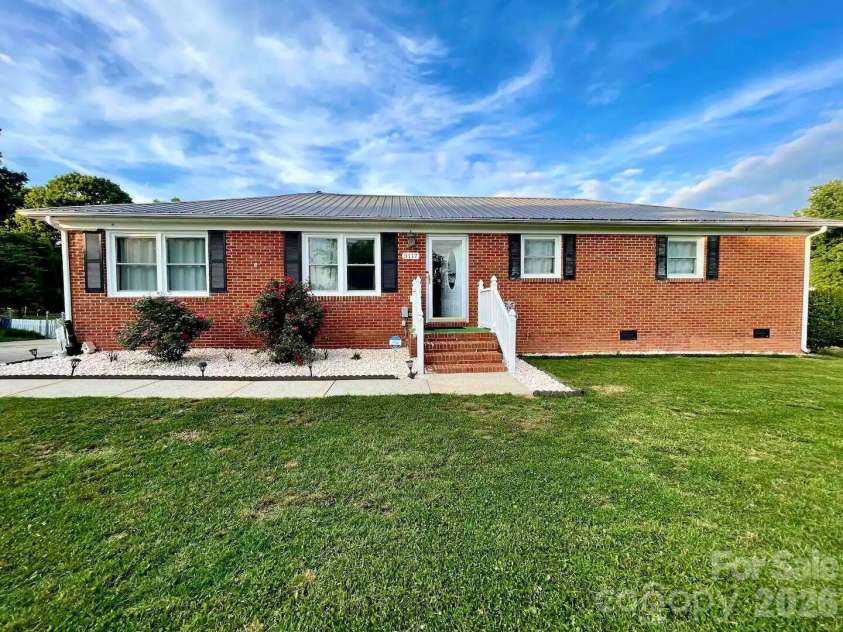 3117 Smith Farm Road, Matthews, NC 28104.  MLS# CAR4438902, YatesRealty ID 59081. 