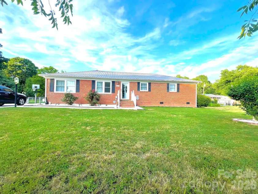 3117 Smith Farm Road, Matthews, NC 28104.  MLS# CAR4438902, YatesRealty ID 59081. 
