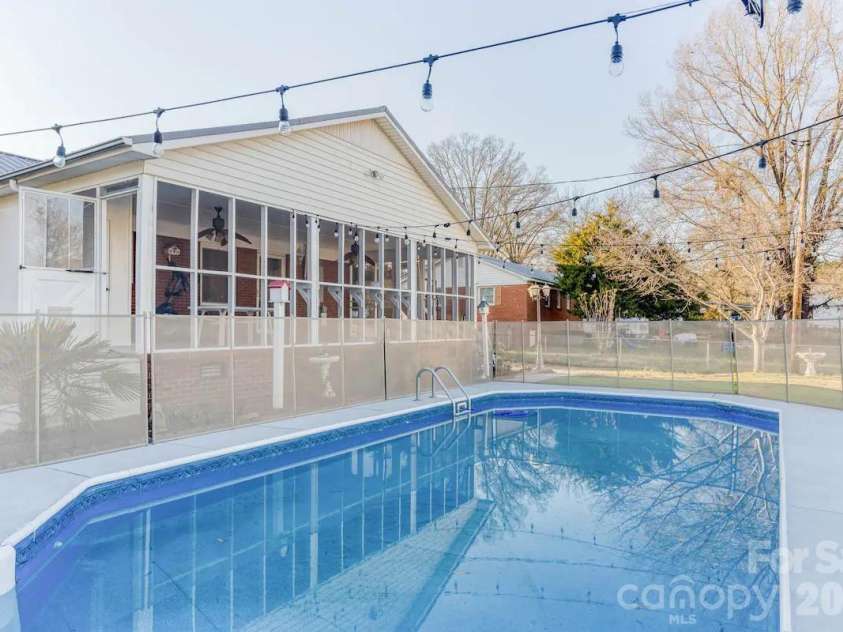 3117 Smith Farm Road, Matthews, NC 28104.  MLS# CAR4438902, YatesRealty ID 59081. 