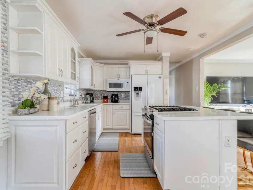 3117 Smith Farm Road, Matthews, NC 28104.  MLS# CAR4438902, YatesRealty ID 59081. 