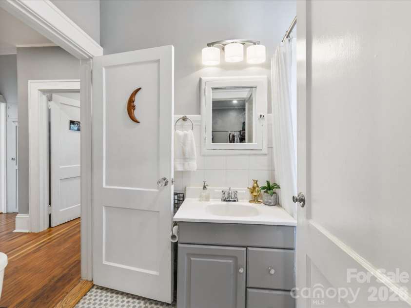 415 West Boulevard, Charlotte, NC 28203.  MLS# CAR4438167, YatesRealty ID 59084. 