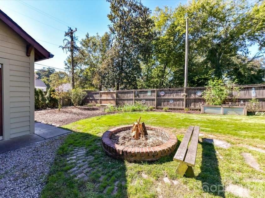 415 West Boulevard, Charlotte, NC 28203.  MLS# CAR4438167, YatesRealty ID 59084. Brick fire pit