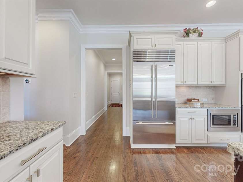819 Beauhaven Lane, Waxhaw, NC 28173.  MLS# CAR4242522, YatesRealty ID 5915. Gorgeous SUBZERO Refrigerator/Freezer