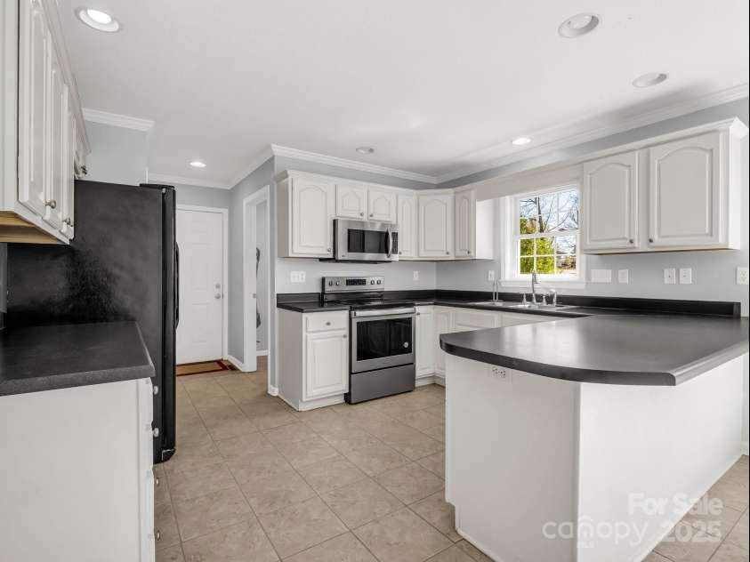 121 Blue House Road, Hendersonville, NC 28792.  MLS# CAR4242874, YatesRealty ID 5918. All kitchen appliances are included