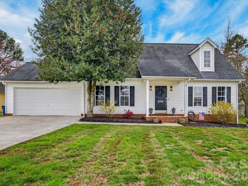6107 Colchester Lane, Matthews, NC 28104.  MLS# CAR4353141, YatesRealty ID 5918. 