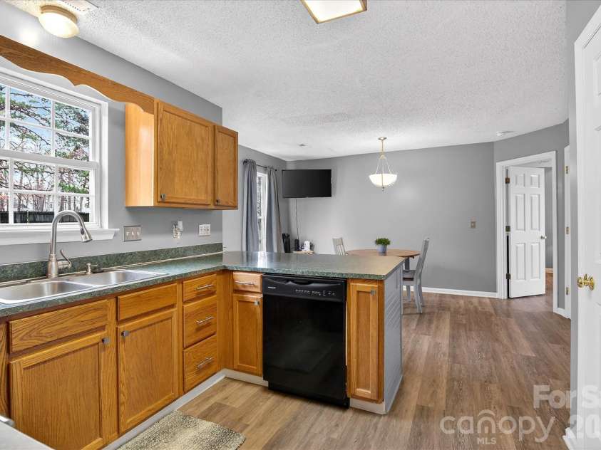 6107 Colchester Lane, Matthews, NC 28104.  MLS# CAR4353141, YatesRealty ID 5918. 