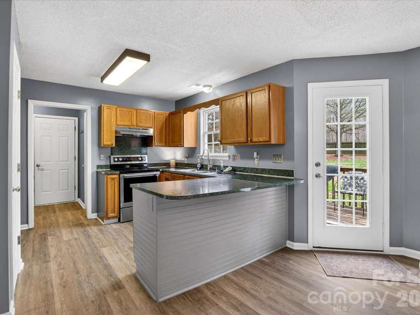 6107 Colchester Lane, Matthews, NC 28104.  MLS# CAR4353141, YatesRealty ID 5918. 