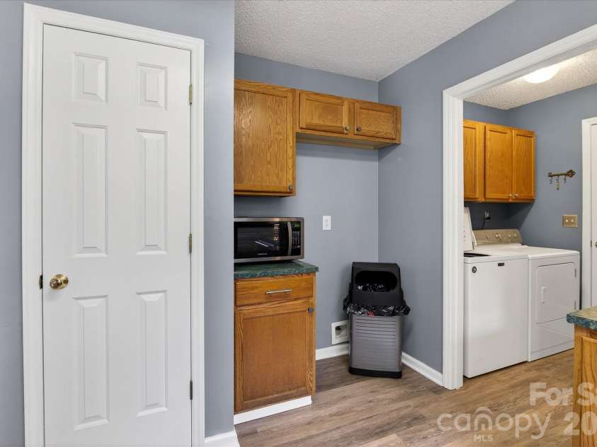 6107 Colchester Lane, Matthews, NC 28104.  MLS# CAR4353141, YatesRealty ID 5918. 