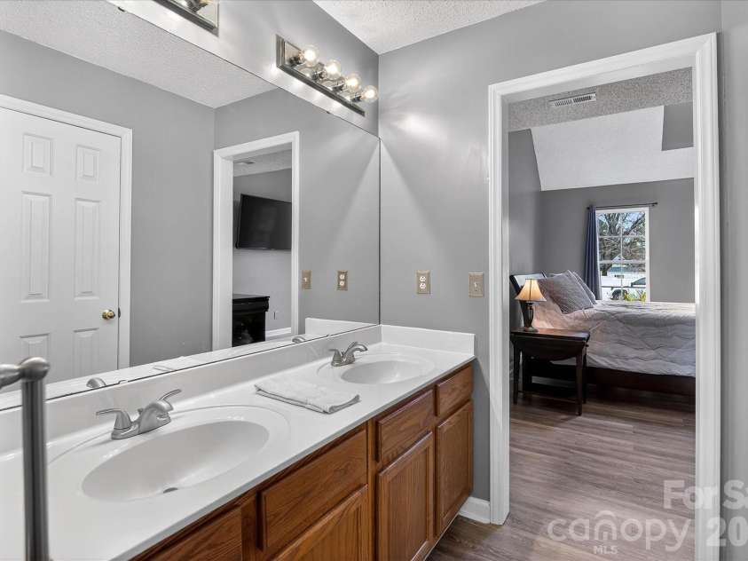6107 Colchester Lane, Matthews, NC 28104.  MLS# CAR4353141, YatesRealty ID 5918. 