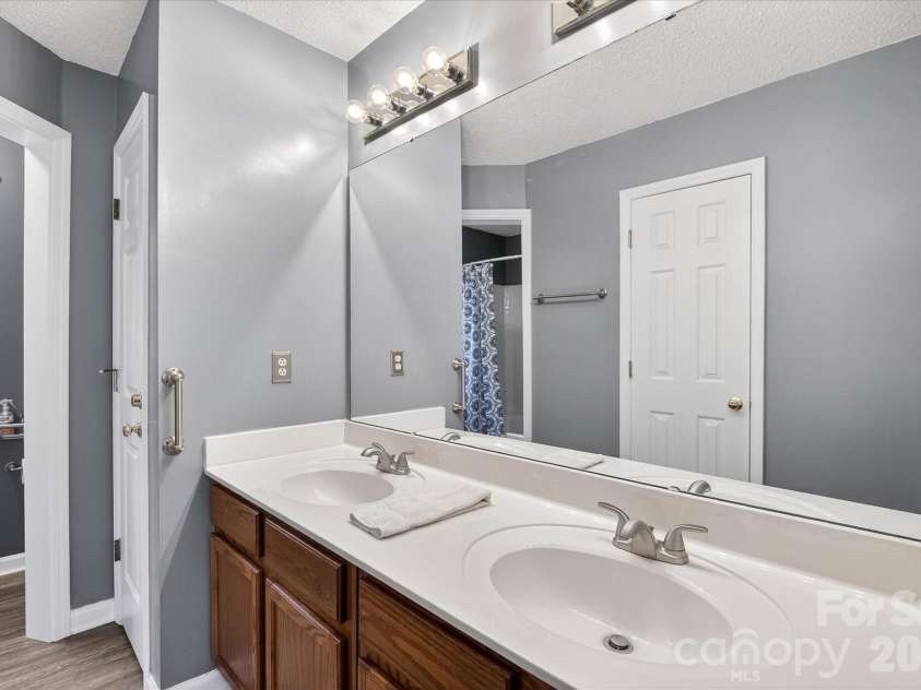 6107 Colchester Lane, Matthews, NC 28104.  MLS# CAR4353141, YatesRealty ID 5918. 
