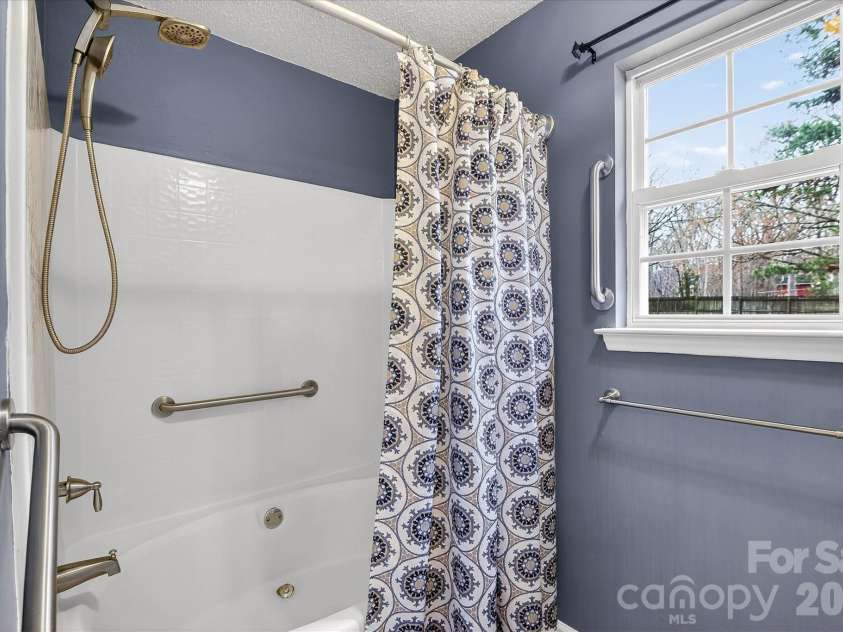 6107 Colchester Lane, Matthews, NC 28104.  MLS# CAR4353141, YatesRealty ID 5918. 