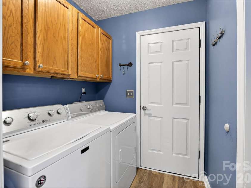 6107 Colchester Lane, Matthews, NC 28104.  MLS# CAR4353141, YatesRealty ID 5918. 