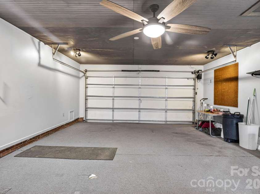 6107 Colchester Lane, Matthews, NC 28104.  MLS# CAR4353141, YatesRealty ID 5918. 