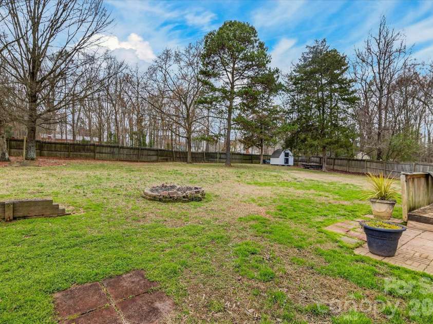 6107 Colchester Lane, Matthews, NC 28104.  MLS# CAR4353141, YatesRealty ID 5918. 
