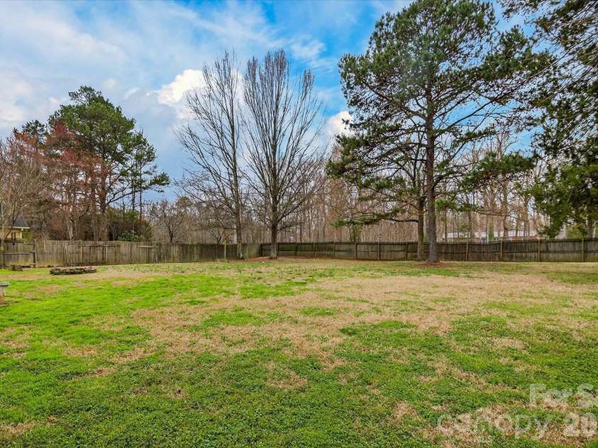 6107 Colchester Lane, Matthews, NC 28104.  MLS# CAR4353141, YatesRealty ID 5918. 