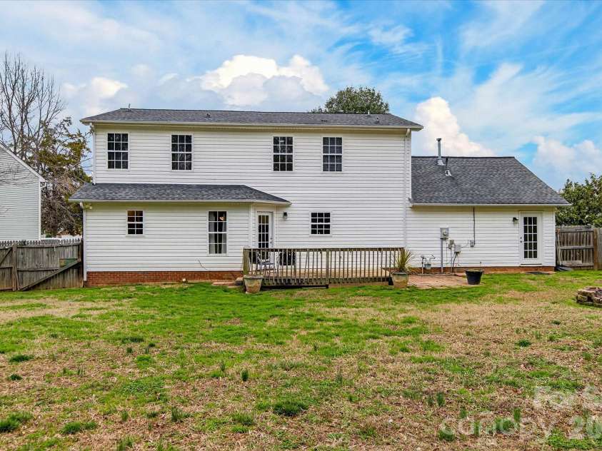 6107 Colchester Lane, Matthews, NC 28104.  MLS# CAR4353141, YatesRealty ID 5918. 