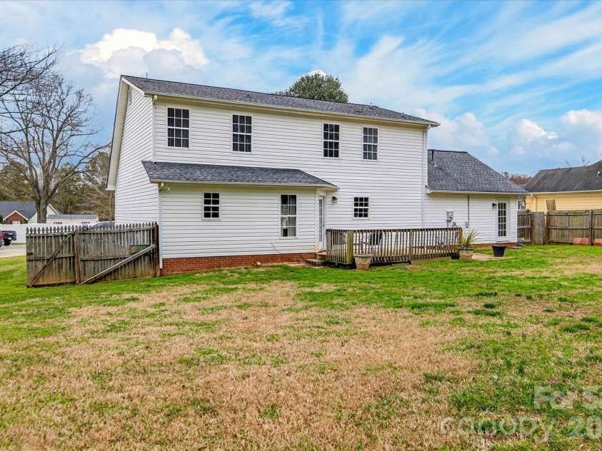 6107 Colchester Lane, Matthews, NC 28104.  MLS# CAR4353141, YatesRealty ID 5918. 