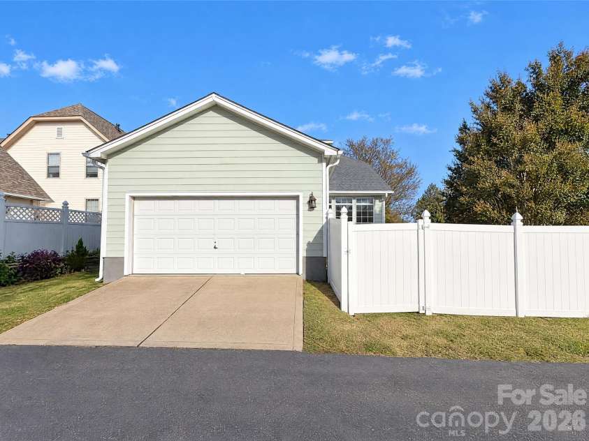 2001 Gable Way Lane, Matthews, NC 28104.  MLS# CAR4439036, YatesRealty ID 59182. 