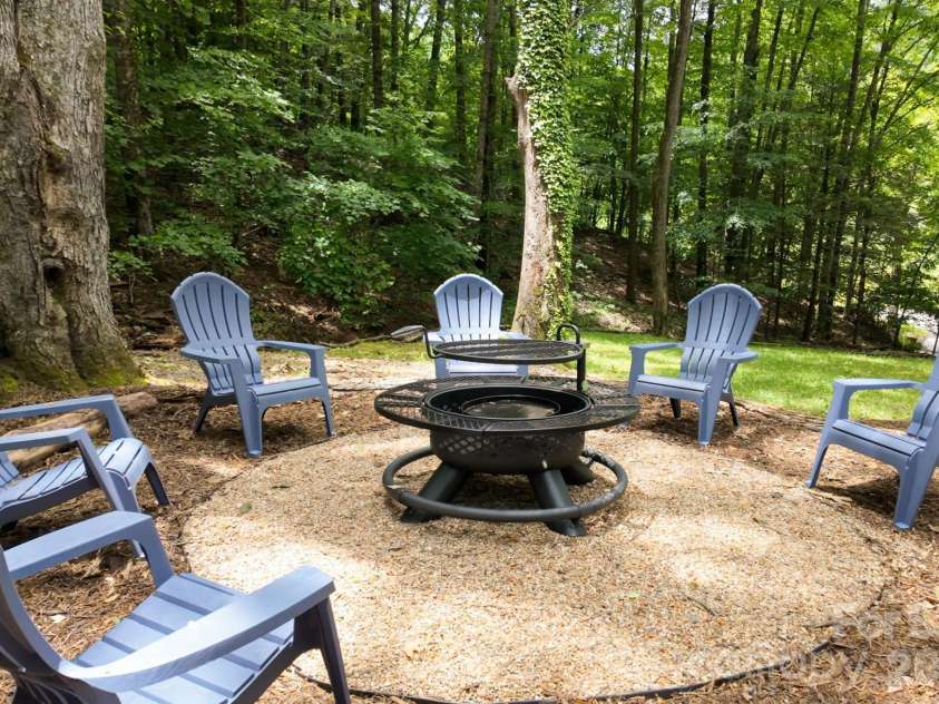 50 Turkey Trot Lane, Burnsville, NC 28714.  MLS# CAR4413794, YatesRealty ID 592. 