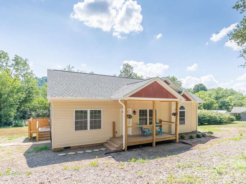 152 Ben Lippen Road, Asheville, NC 28806.  MLS# CAR4159558, YatesRealty ID 5920. 