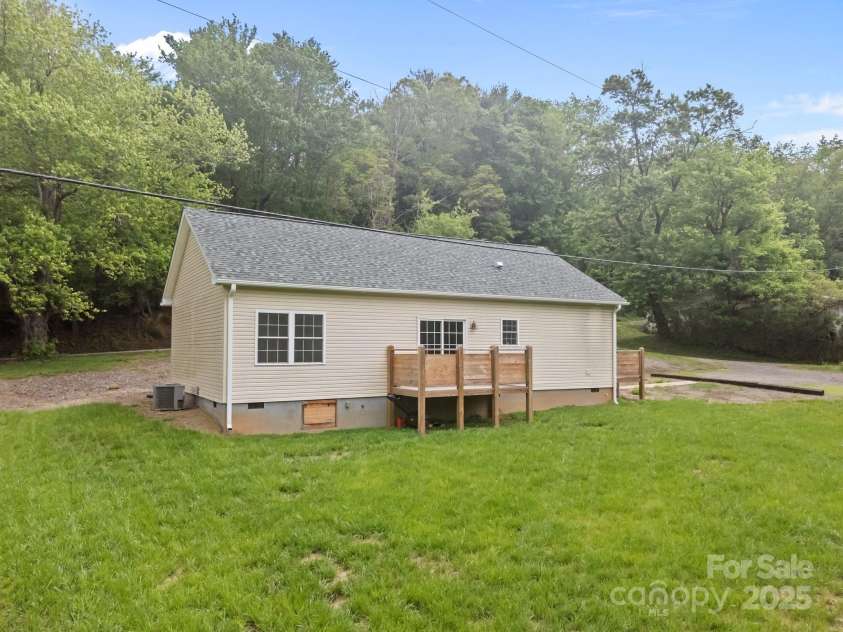 152 Ben Lippen Road, Asheville, NC 28806.  MLS# CAR4159558, YatesRealty ID 5920. 