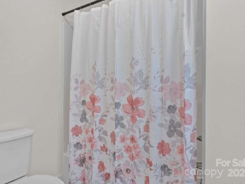 152 Ben Lippen Road, Asheville, NC 28806.  MLS# CAR4159558, YatesRealty ID 5920. Primary Bath