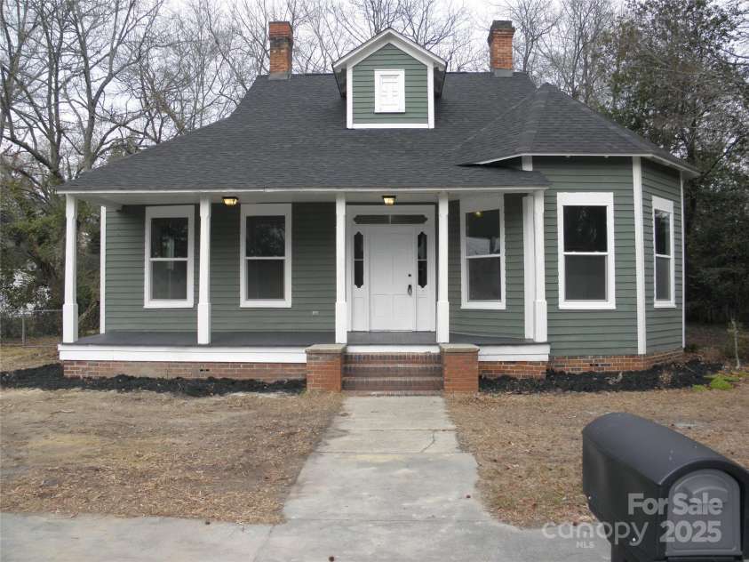 304 King Street, Bennettsville, SC 29512.  MLS# CAR4218838, YatesRealty ID 5922. 