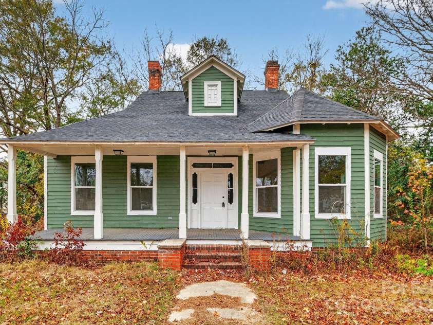 304 King Street, Bennettsville, SC 29512.  MLS# CAR4328974, YatesRealty ID 5922. 