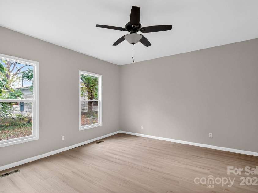 304 King Street, Bennettsville, SC 29512.  MLS# CAR4328974, YatesRealty ID 5922. 