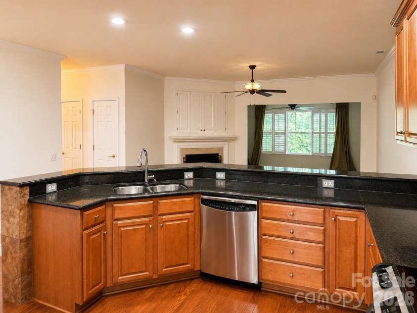 47 Victoria Park Drive, Hendersonville, NC 28792.  MLS# CAR4390131, YatesRealty ID 5923. 