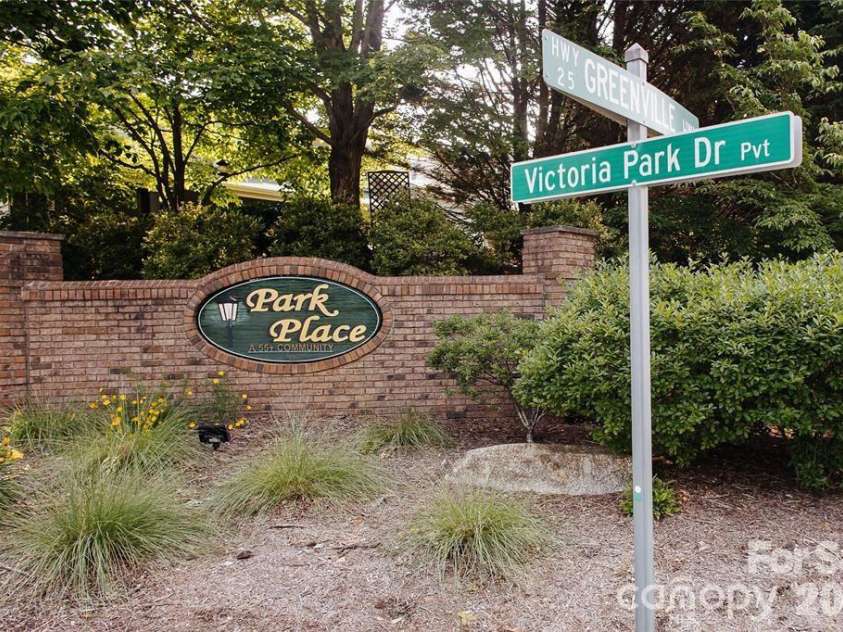 47 Victoria Park Drive, Hendersonville, NC 28792.  MLS# CAR4390131, YatesRealty ID 5923. 