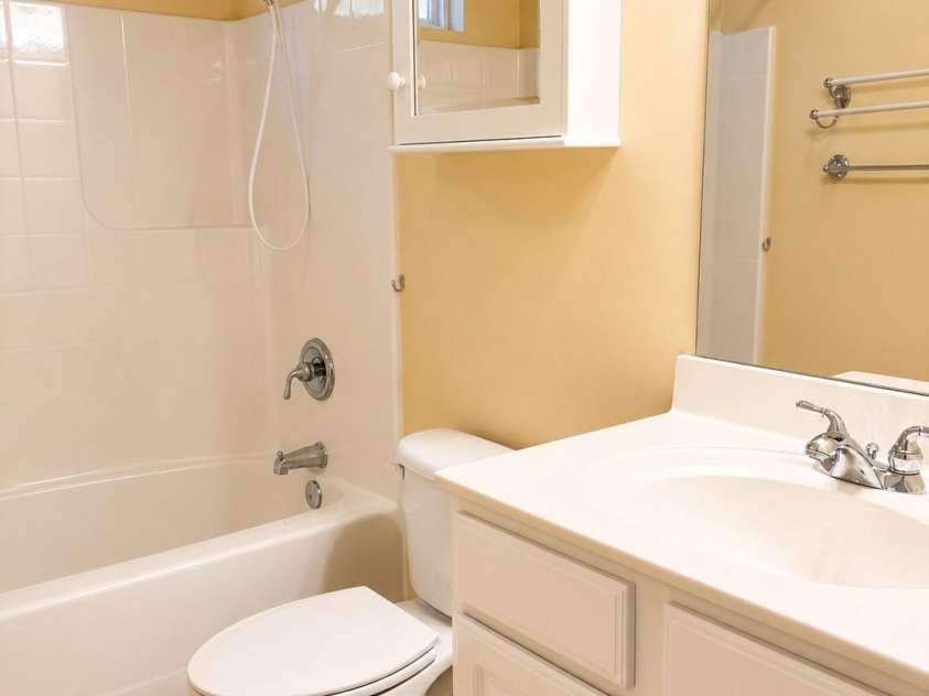 47 Victoria Park Drive, Hendersonville, NC 28792.  MLS# CAR4390131, YatesRealty ID 5923. Upper Bathroom