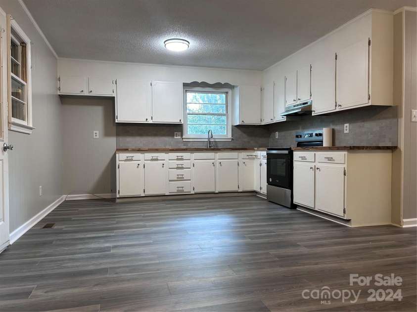 526 Kings Road, Shelby, NC 28150.  MLS# CAR4193837, YatesRealty ID 5924. New remodeled Kitchen