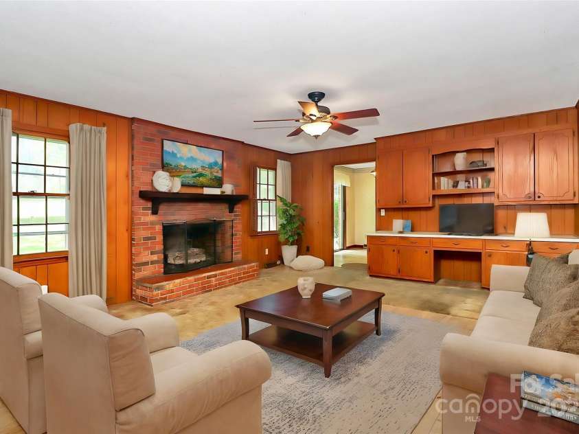 1801 Windsor Drive, Lancaster, SC 29720.  MLS# CAR4217388, YatesRealty ID 5925. 