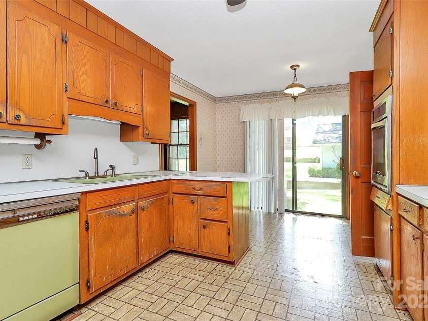 1801 Windsor Drive, Lancaster, SC 29720.  MLS# CAR4217388, YatesRealty ID 5925. 