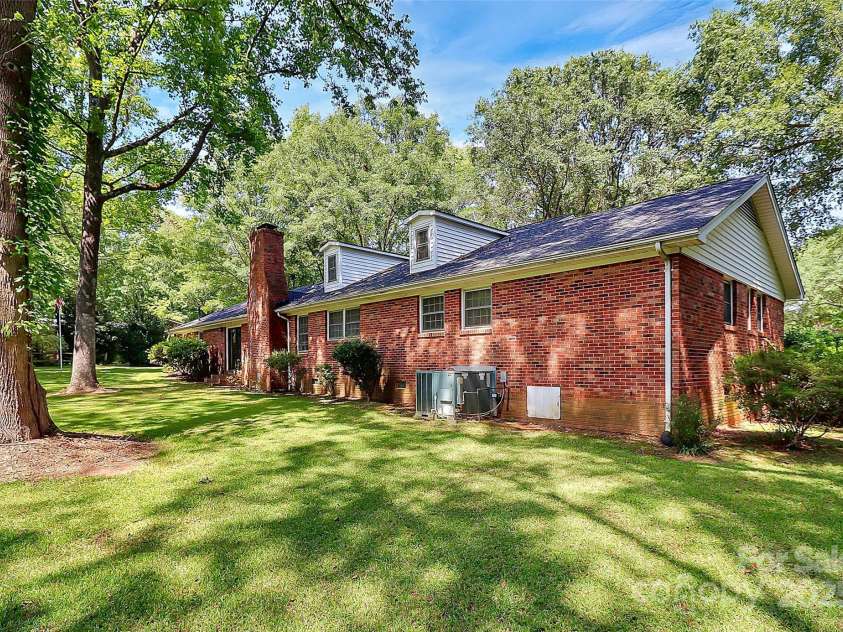 1801 Windsor Drive, Lancaster, SC 29720.  MLS# CAR4217388, YatesRealty ID 5925. 