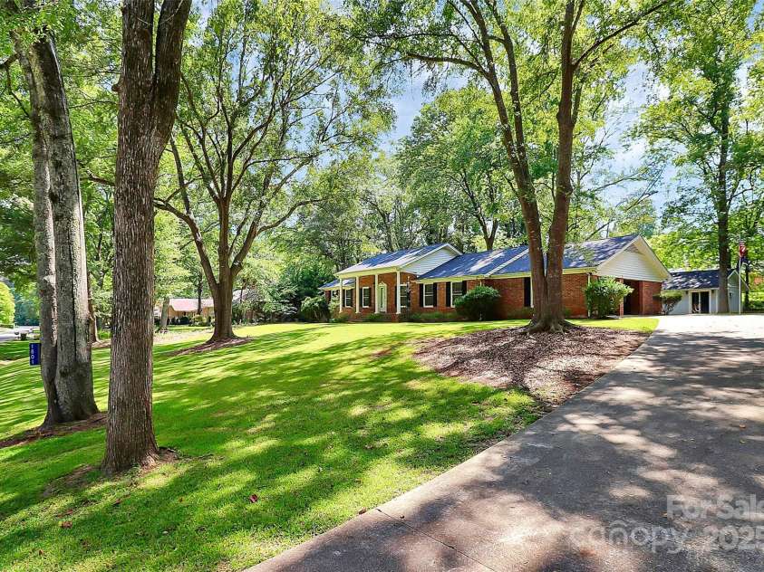 1801 Windsor Drive, Lancaster, SC 29720.  MLS# CAR4217388, YatesRealty ID 5925. 