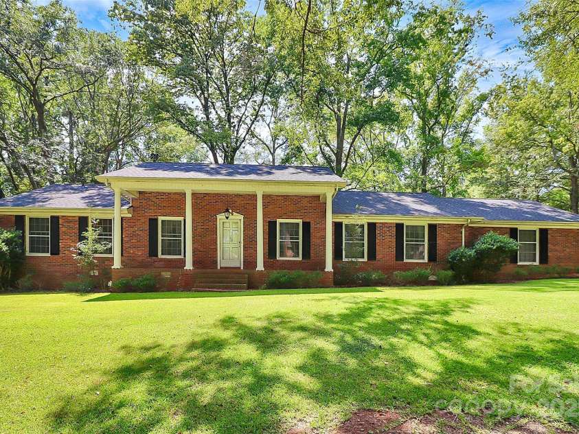 1801 Windsor Drive, Lancaster, SC 29720.  MLS# CAR4217388, YatesRealty ID 5925. 