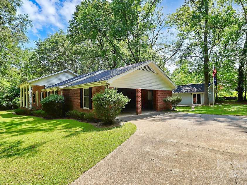 1801 Windsor Drive, Lancaster, SC 29720.  MLS# CAR4217388, YatesRealty ID 5925. 