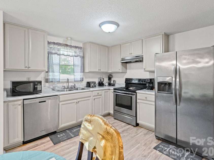 8619 Eaglewind Drive, Charlotte, NC 28212.  MLS# CAR4302900, YatesRealty ID 5926. 