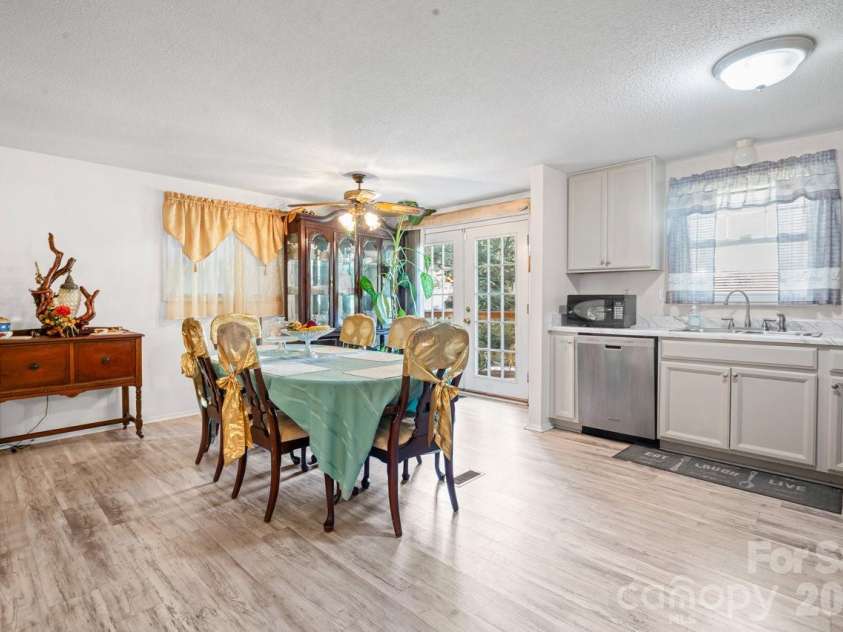 8619 Eaglewind Drive, Charlotte, NC 28212.  MLS# CAR4302900, YatesRealty ID 5926. 