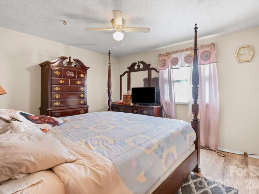 8619 Eaglewind Drive, Charlotte, NC 28212.  MLS# CAR4302900, YatesRealty ID 5926. 