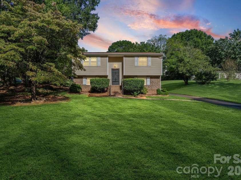 8619 Eaglewind Drive, Charlotte, NC 28212.  MLS# CAR4302900, YatesRealty ID 5926. 