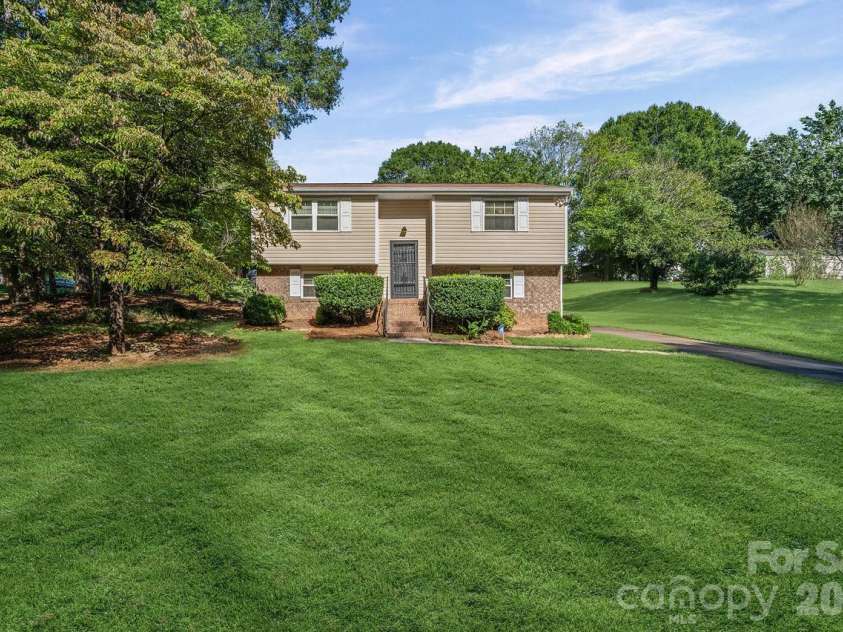 8619 Eaglewind Drive, Charlotte, NC 28212.  MLS# CAR4302900, YatesRealty ID 5926. 