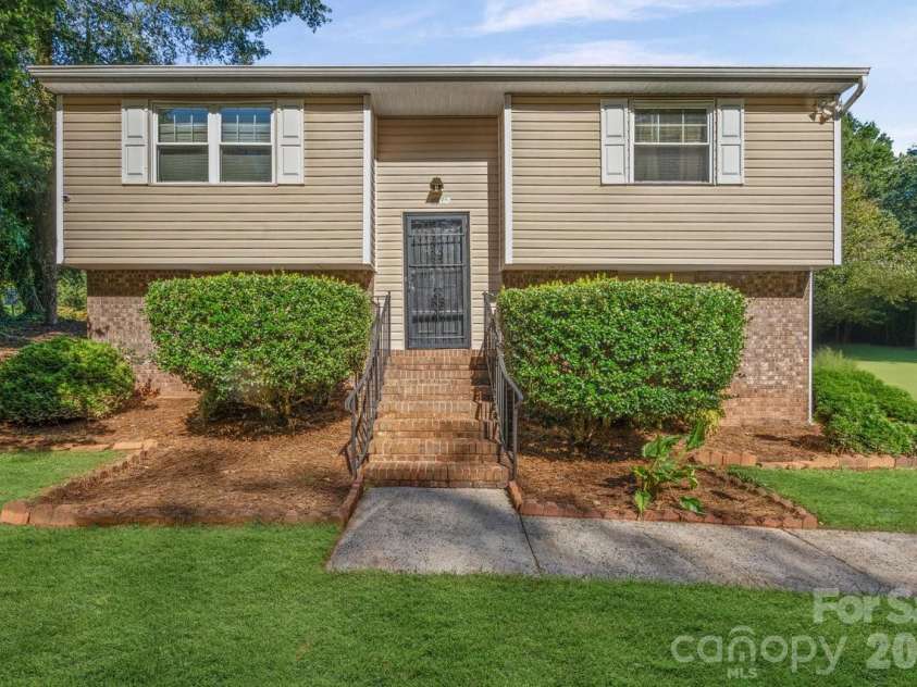 8619 Eaglewind Drive, Charlotte, NC 28212.  MLS# CAR4302900, YatesRealty ID 5926. 
