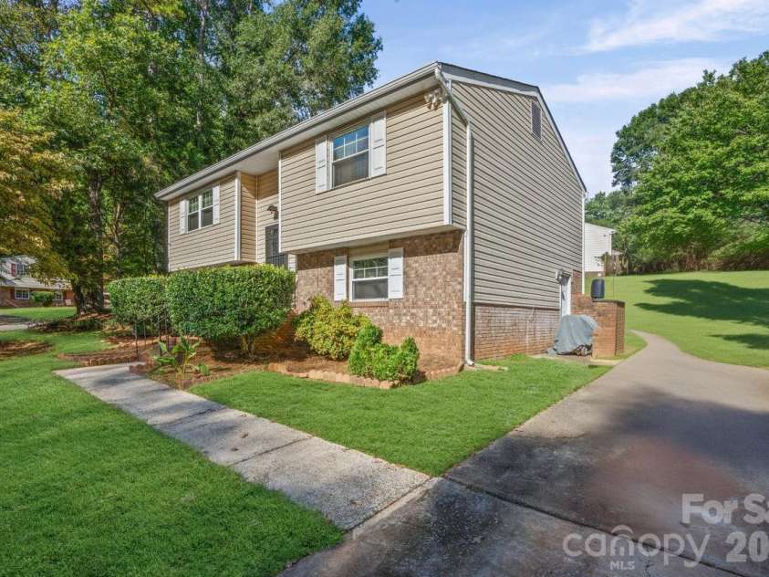 8619 Eaglewind Drive, Charlotte, NC 28212.  MLS# CAR4302900, YatesRealty ID 5926. 