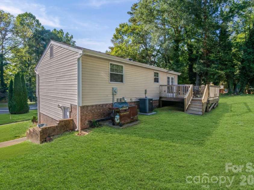 8619 Eaglewind Drive, Charlotte, NC 28212.  MLS# CAR4302900, YatesRealty ID 5926. 