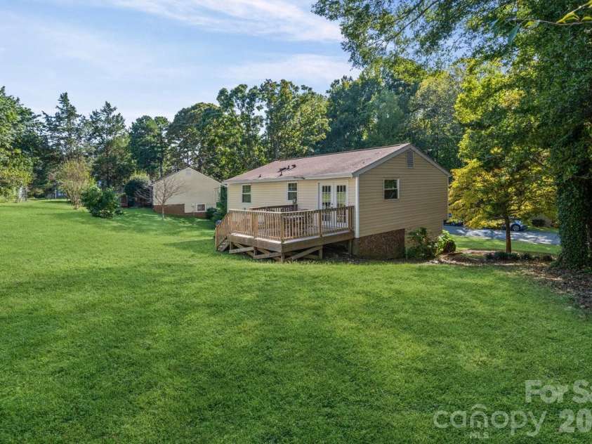 8619 Eaglewind Drive, Charlotte, NC 28212.  MLS# CAR4302900, YatesRealty ID 5926. 