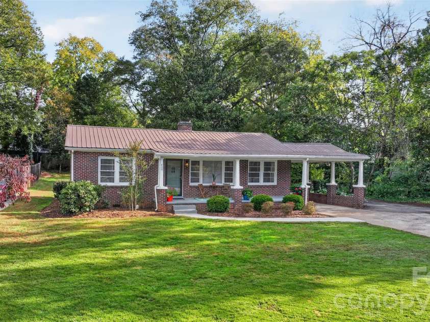 400 7th Avenue Place, Hickory, NC 28601.  MLS# CAR4438966, YatesRealty ID 59269. 