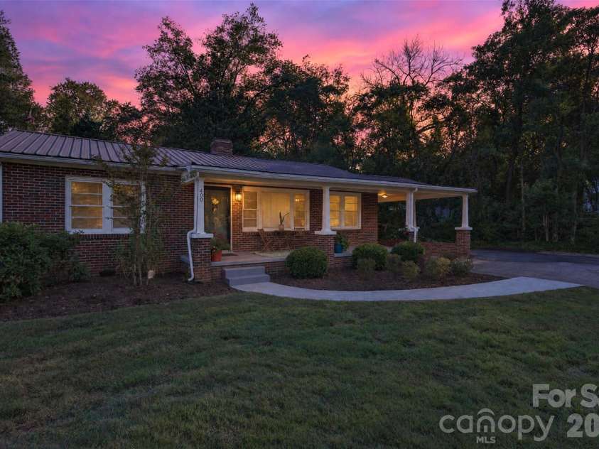 400 7th Avenue Place, Hickory, NC 28601.  MLS# CAR4438966, YatesRealty ID 59269. 